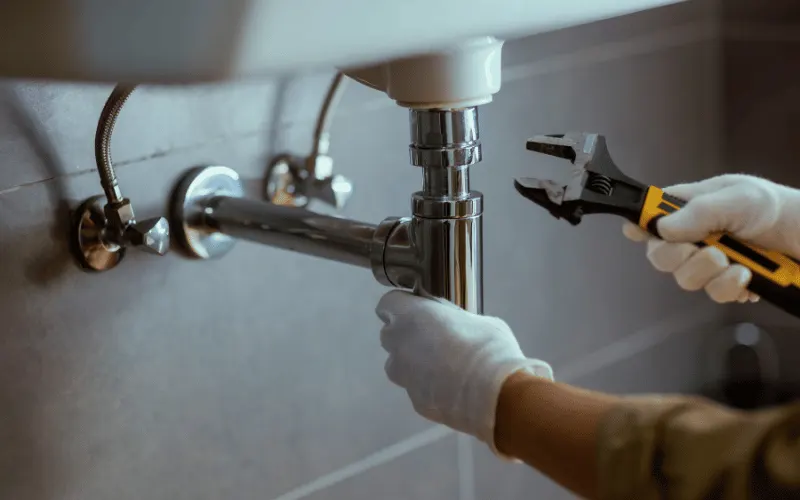 Canalisation bouchée : que faire avant d’appeler un plombier ?