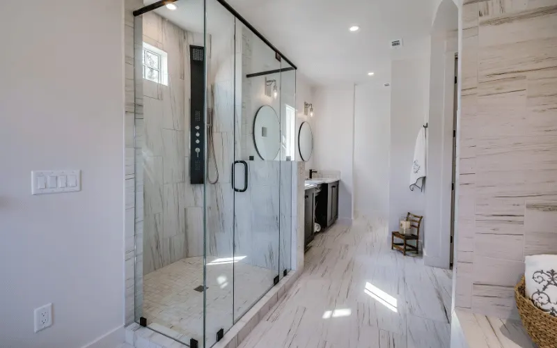 Douche à l’italienne : avantages, prix et conseils